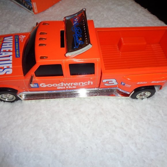 DALE Earnhardt Wheaties Dually Bank Action 1/24 Scale - Picture 4 of 9